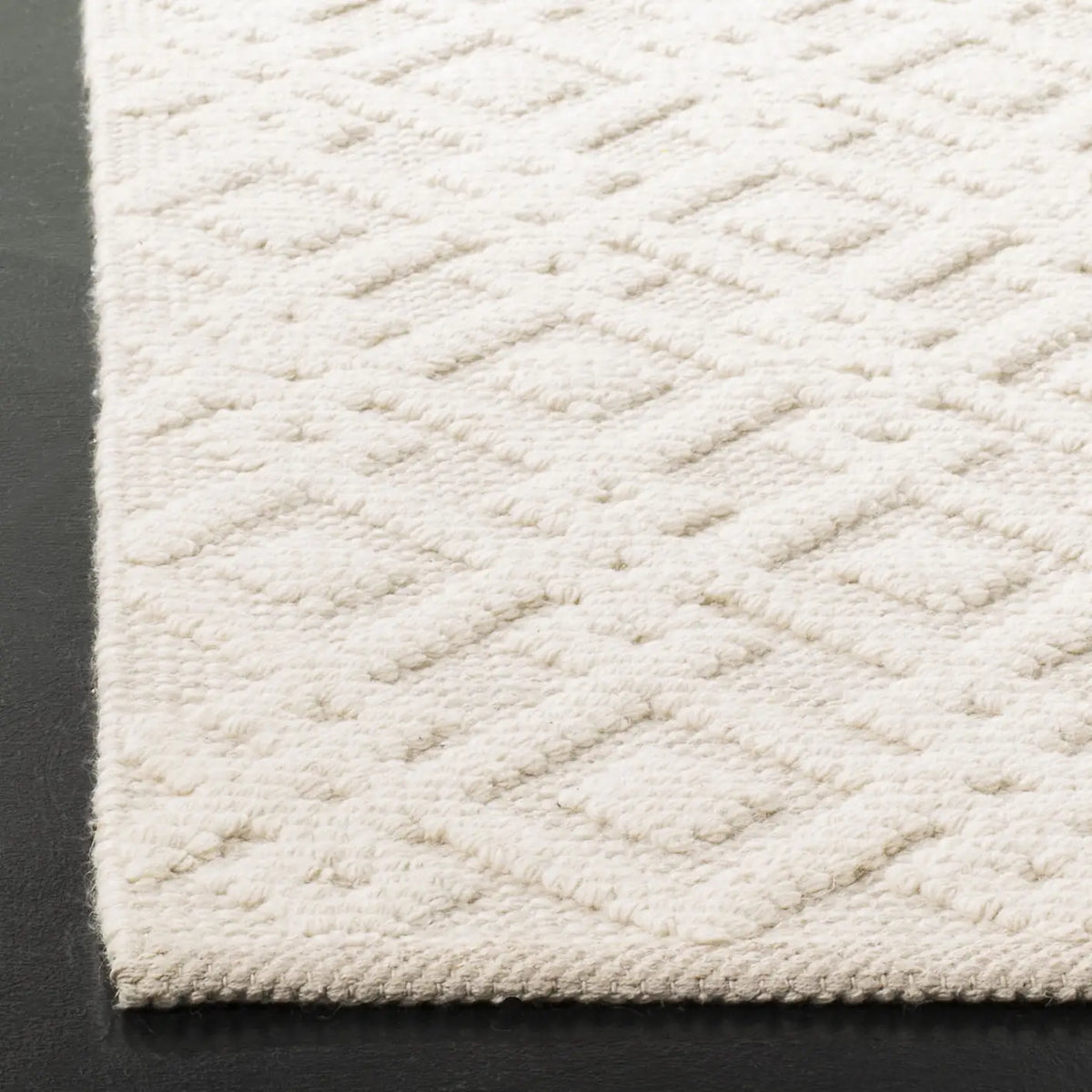 Safavieh Vermont 4'-0" x 6'-0" Rug in Ivory