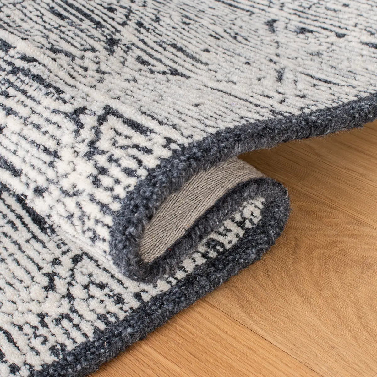 Safavieh Roslyn 4'-0" x 6'-0" Rug in Black / Ivory