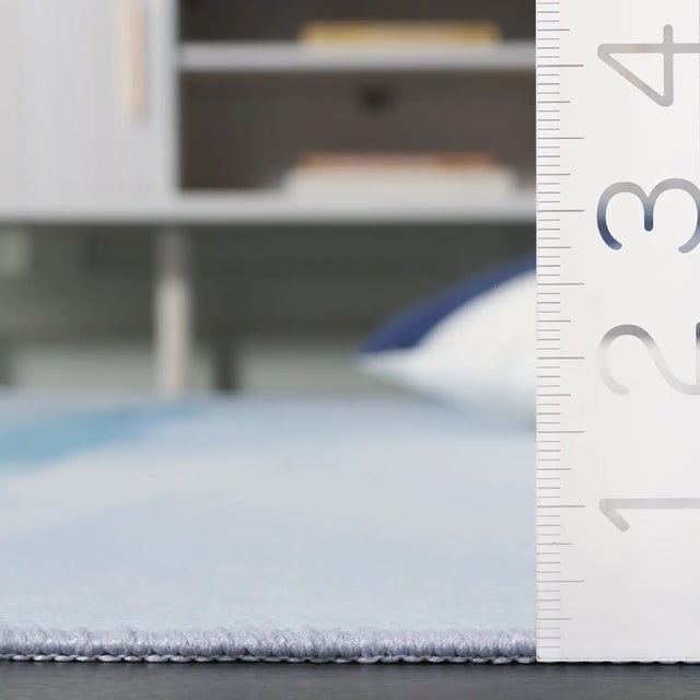 Safavieh Tacoma 4'-0" x 6'-0" Rug in Ivory / Blue