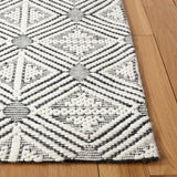 Safavieh Marbella 4'-0" x 6'-0" Rug in Ivory / Black