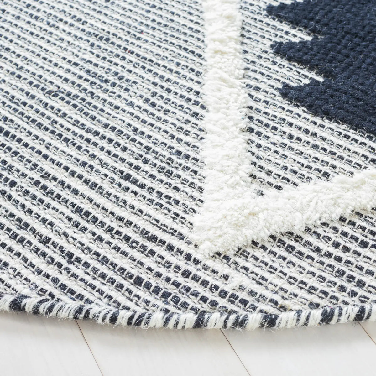 Safavieh Vermont 6'-0" x 6'-0" Rug in Black / Ivory