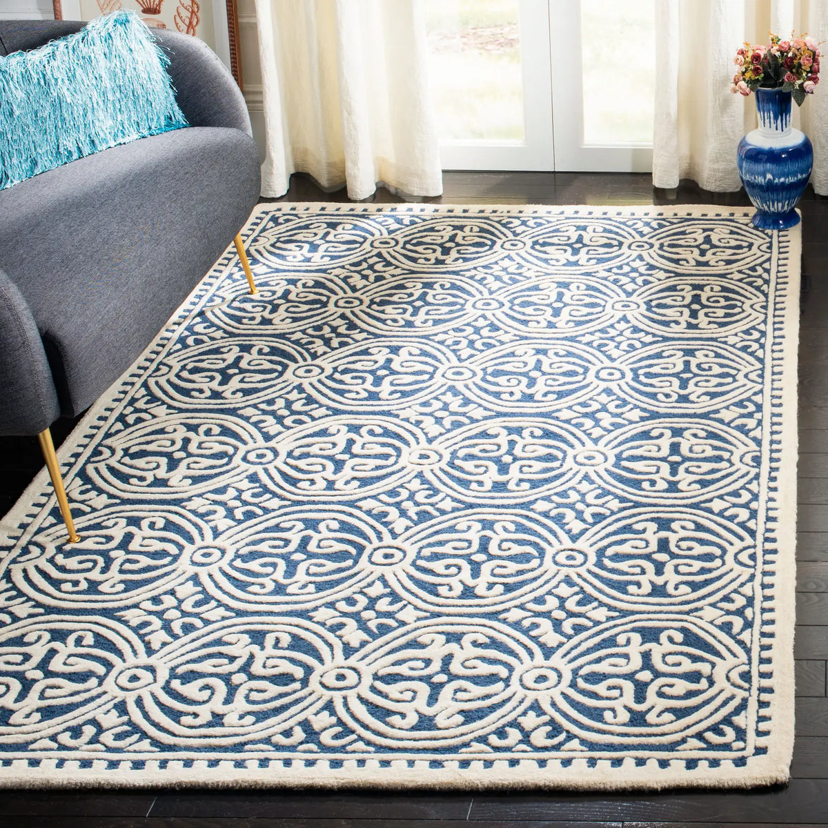 Safavieh Cambridge 4'-0" x 6'-0" Rug in Navy Blue / Ivory