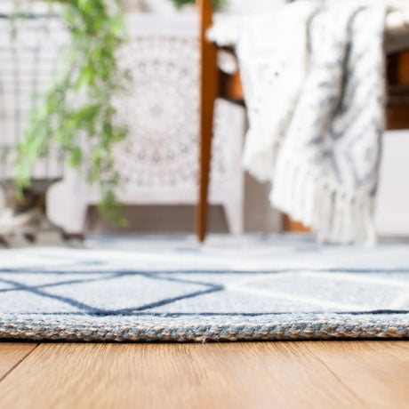 Safavieh Striped Kilim 4'-0" x 6'-0" Rug in Light Blue / Ivory