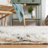 Safavieh Kenya 4'-0" x 6'-0" Rug in Ivory / Grey