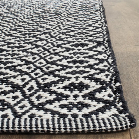 Safavieh Montauk 5'-0" x 7'-0" Rug in Ivory / Black