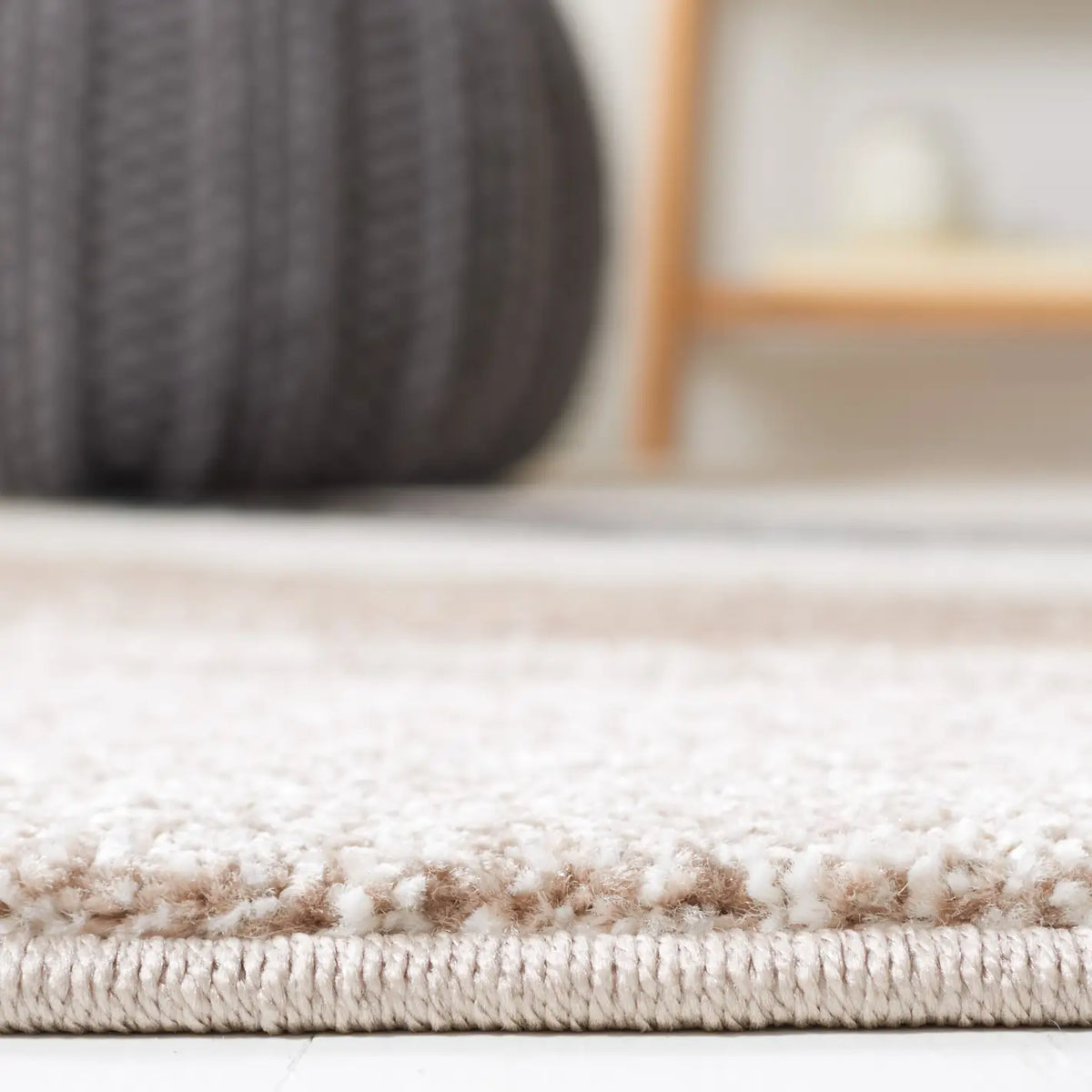 Safavieh Hollywood 4'-0" x 6'-0" Rug in Brown / Ivory
