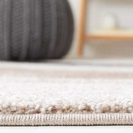 Safavieh Hollywood 4'-0" x 6'-0" Rug in Brown / Ivory