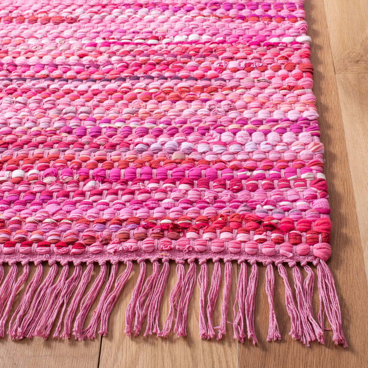 Safavieh Montauk 4'-0" x 6'-0" Rug in Pink