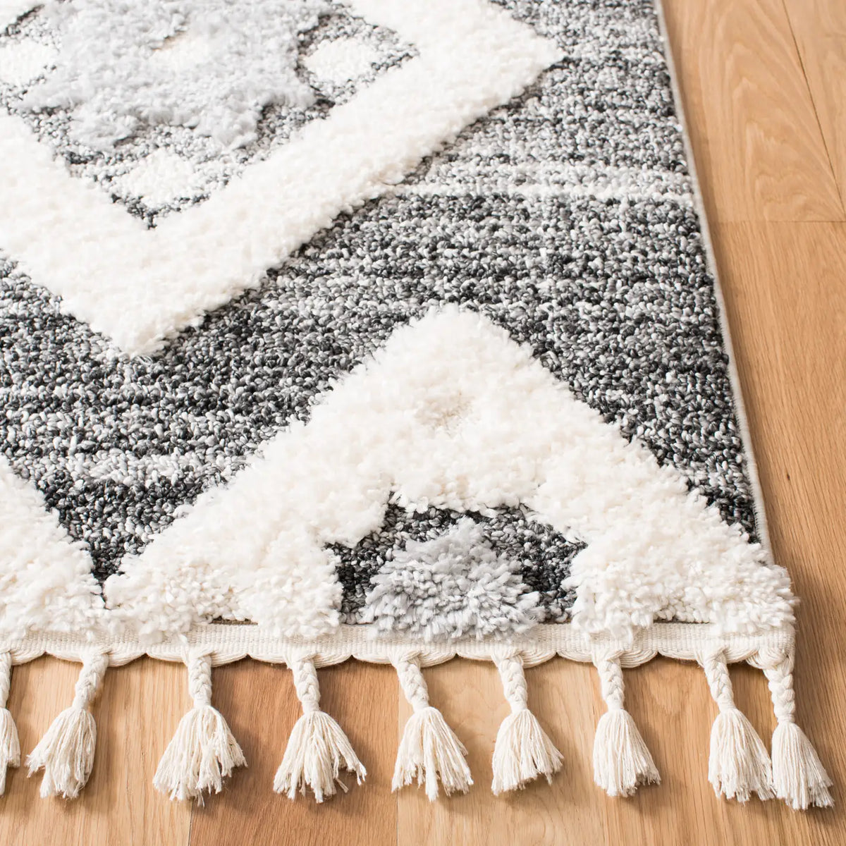 Safavieh Moroccan Tassel Shag 4'-0" x 6'-0" Rug in Grey / Ivory