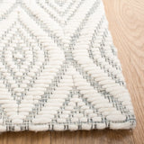Safavieh Marbella 4'-0" x 6'-0" Rug in Light Blue / Ivory