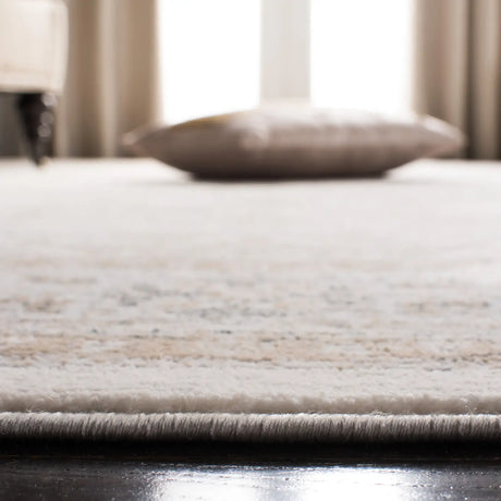 Safavieh Isabella 4'-0" x 6'-0" Rug in Cream / Beige