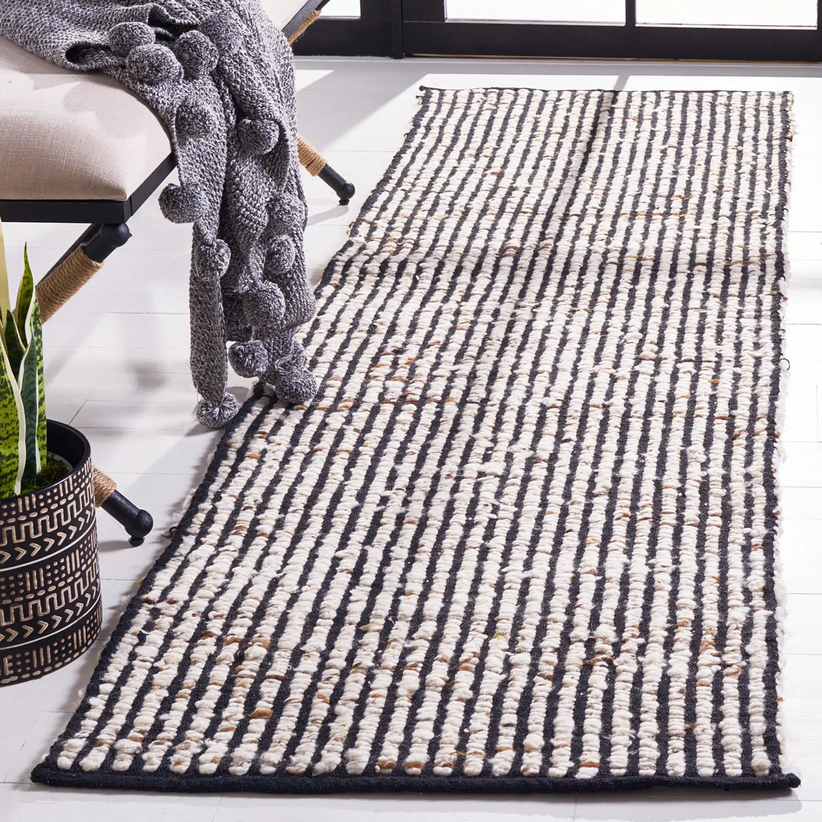 Safavieh Natura 2'-3" x 11'-0" Rug in Black / Ivory