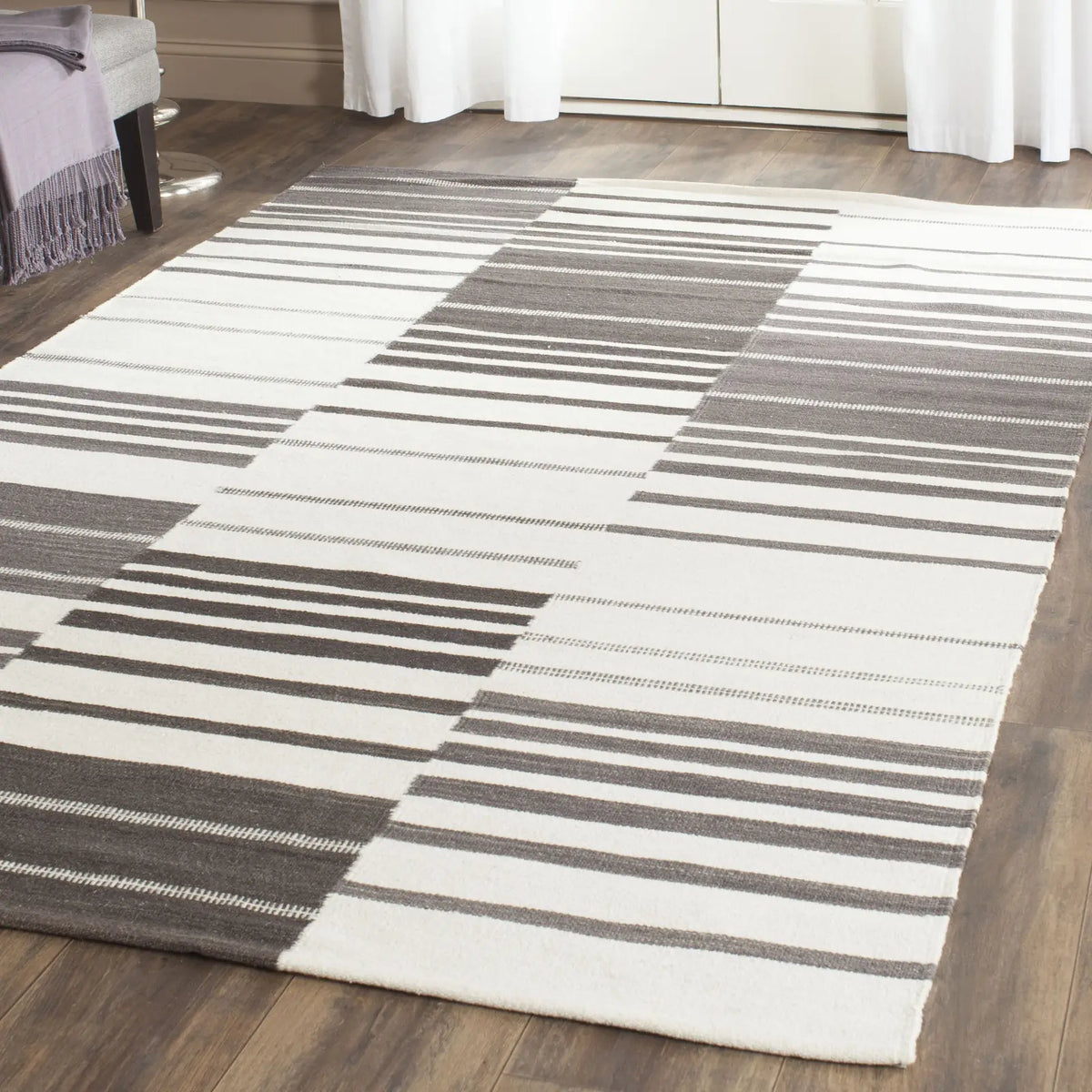 Safavieh Kilim 5'-0" x 8'-0" Rug in Dark Brown / Ivory