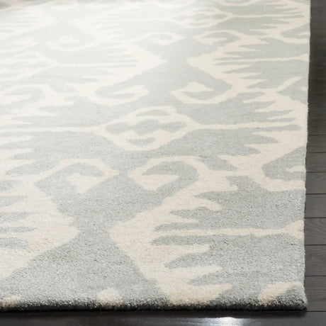 Safavieh Wyndham 4'-0" x 6'-0" Rug in Grey / Ivory