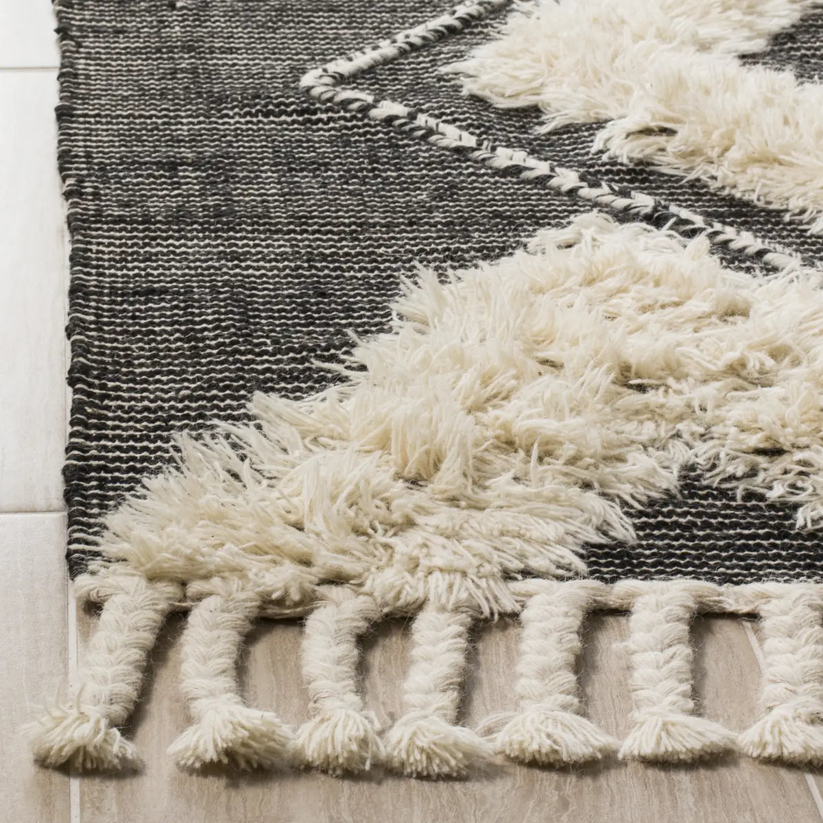 Safavieh Kenya 4'-0" x 6'-0" Rug in Black / Ivory