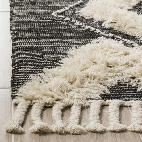 Safavieh Kenya 4'-0" x 6'-0" Rug in Black / Ivory