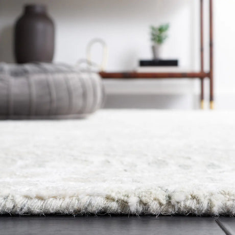 Safavieh Glamour 4'-0" x 6'-0" Rug in Grey / Ivory