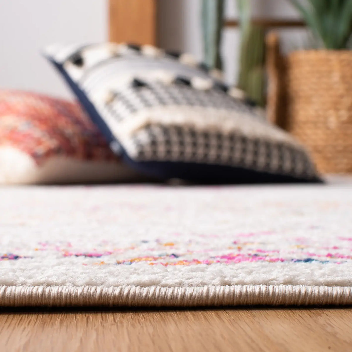 Safavieh Tulum 4'-0" x 6'-0" Rug in Ivory / Fuchsia