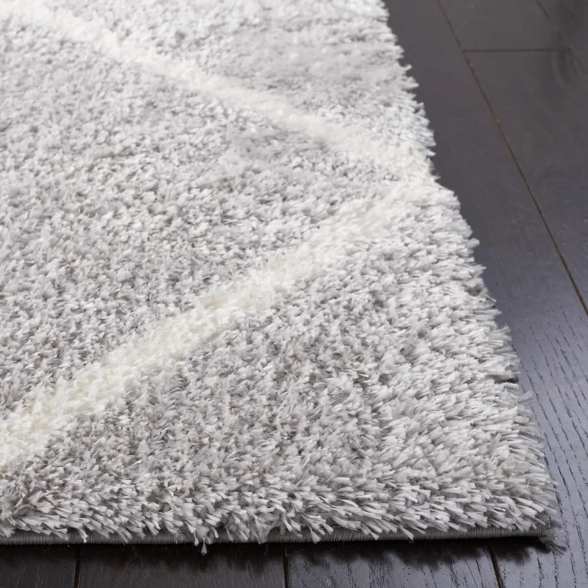 Safavieh Tahoe Shag 4'-0" x 6'-0" Rug in Light Grey / White