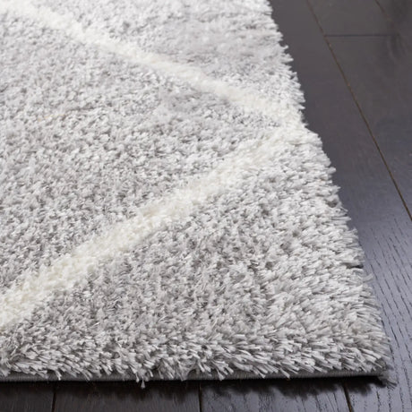 Safavieh Tahoe Shag 4'-0" x 6'-0" Rug in Light Grey / White