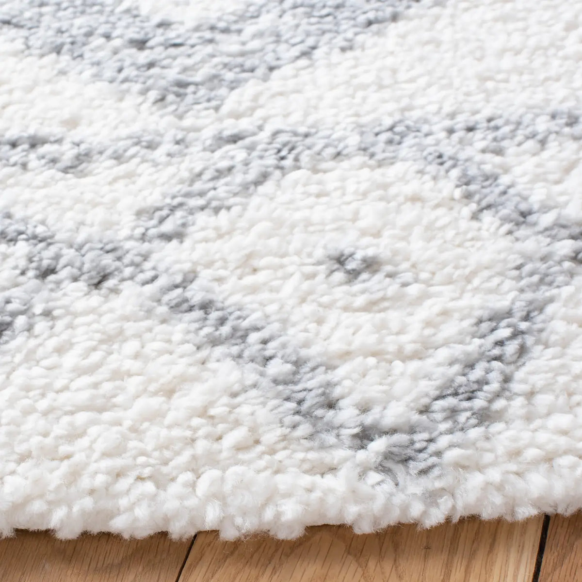 Safavieh Parma Shag 6'-7" x 6'-7" Rug in Ivory / Grey