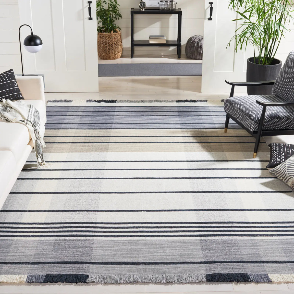 Safavieh Striped Kilim 6'-0" x 9'-0" Rug in Light Grey / Black