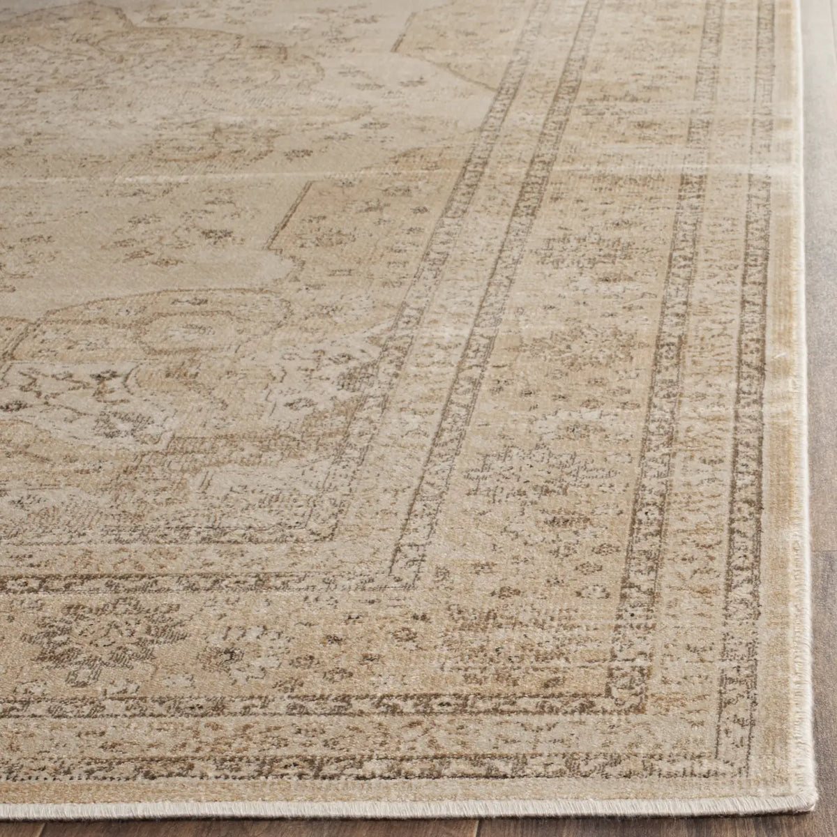 Safavieh Vintage 5'-3" x 7'-6" Rug in Creme