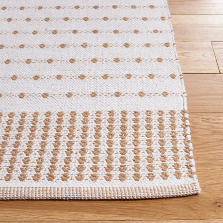 Safavieh Montauk 4'-0" x 6'-0" Rug in Beige / Ivory