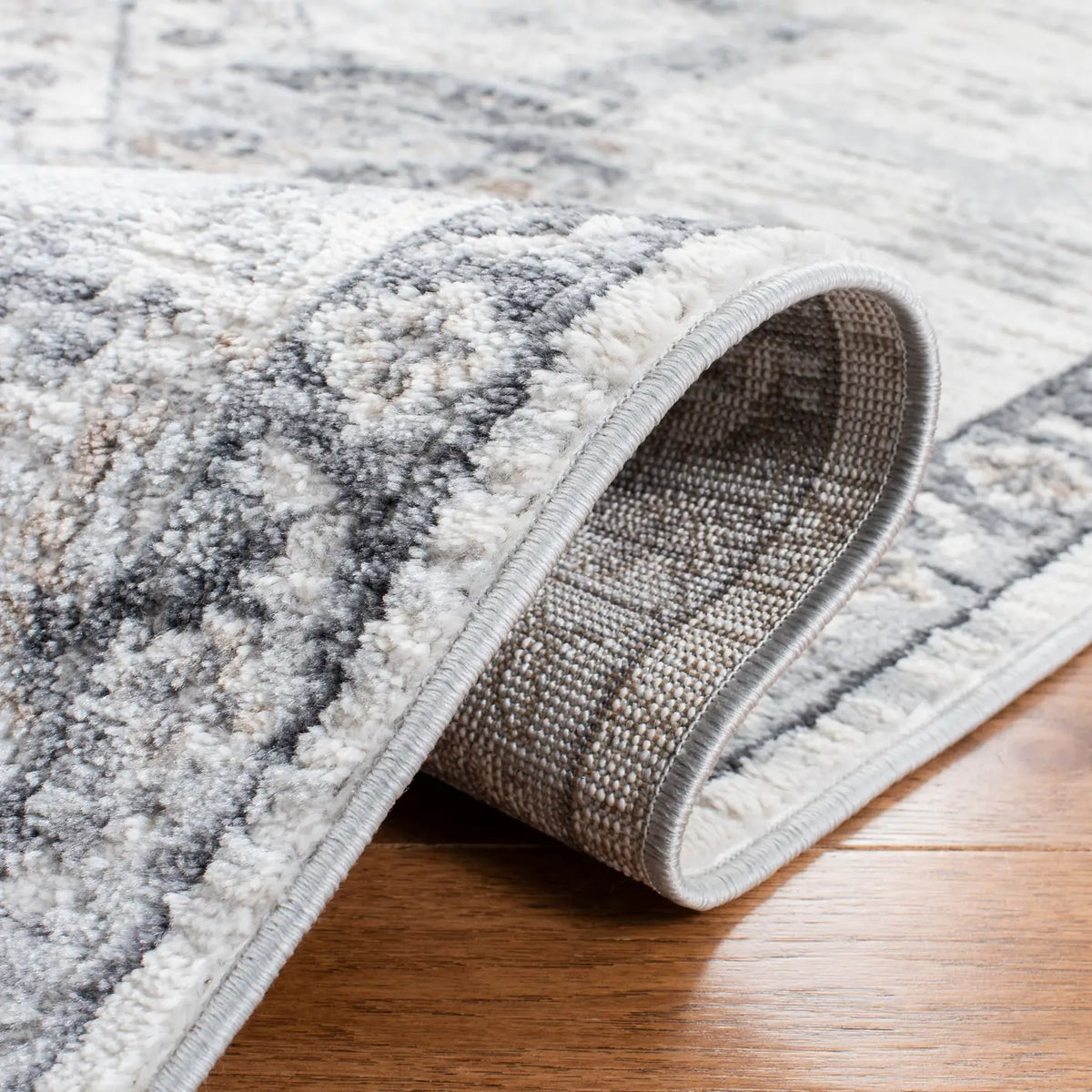 Safavieh Shivan 100 4'-0" x 6'-0" Rug in Ivory / Grey