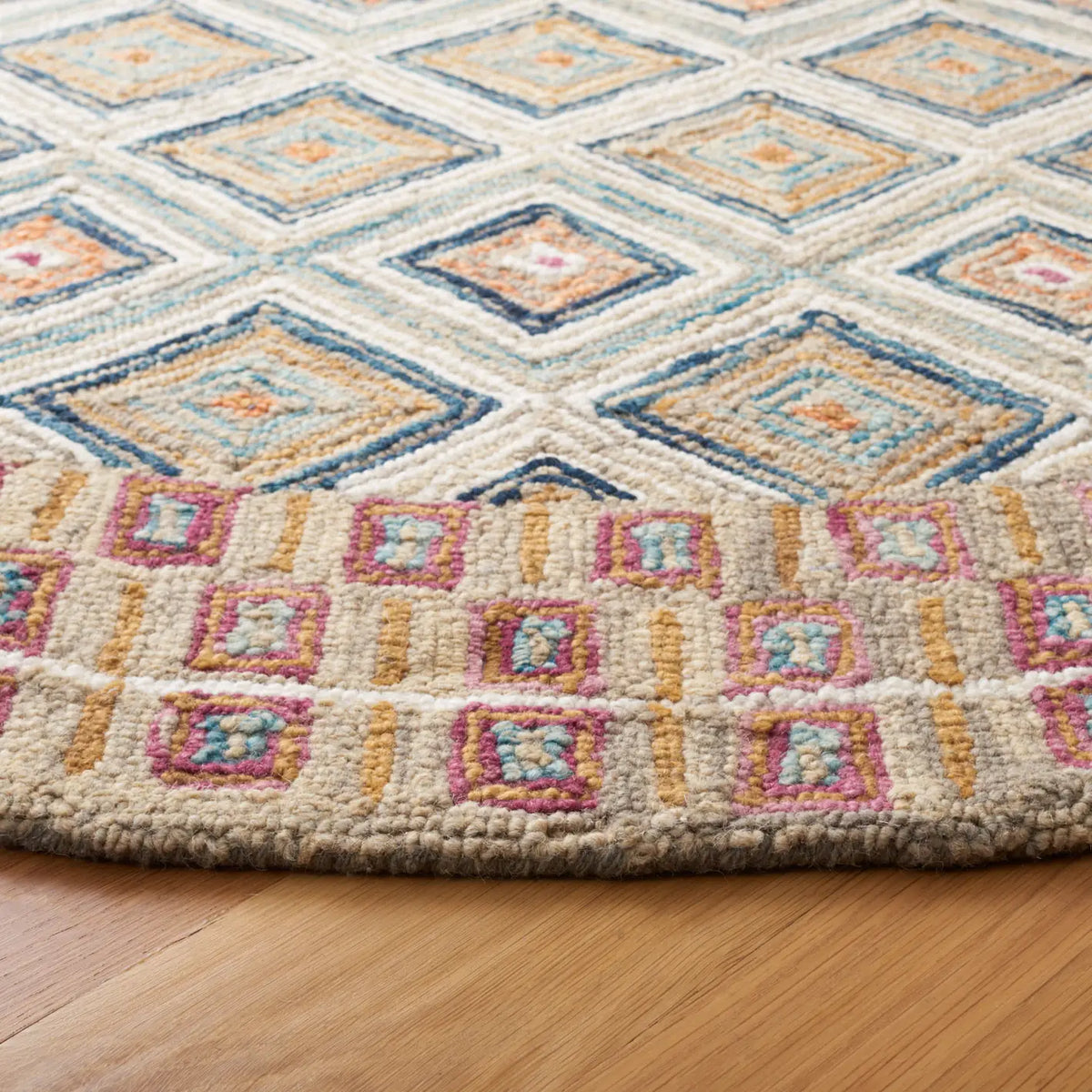 Safavieh Aspen 6'-0" x 6'-0" Rug in Green / Red