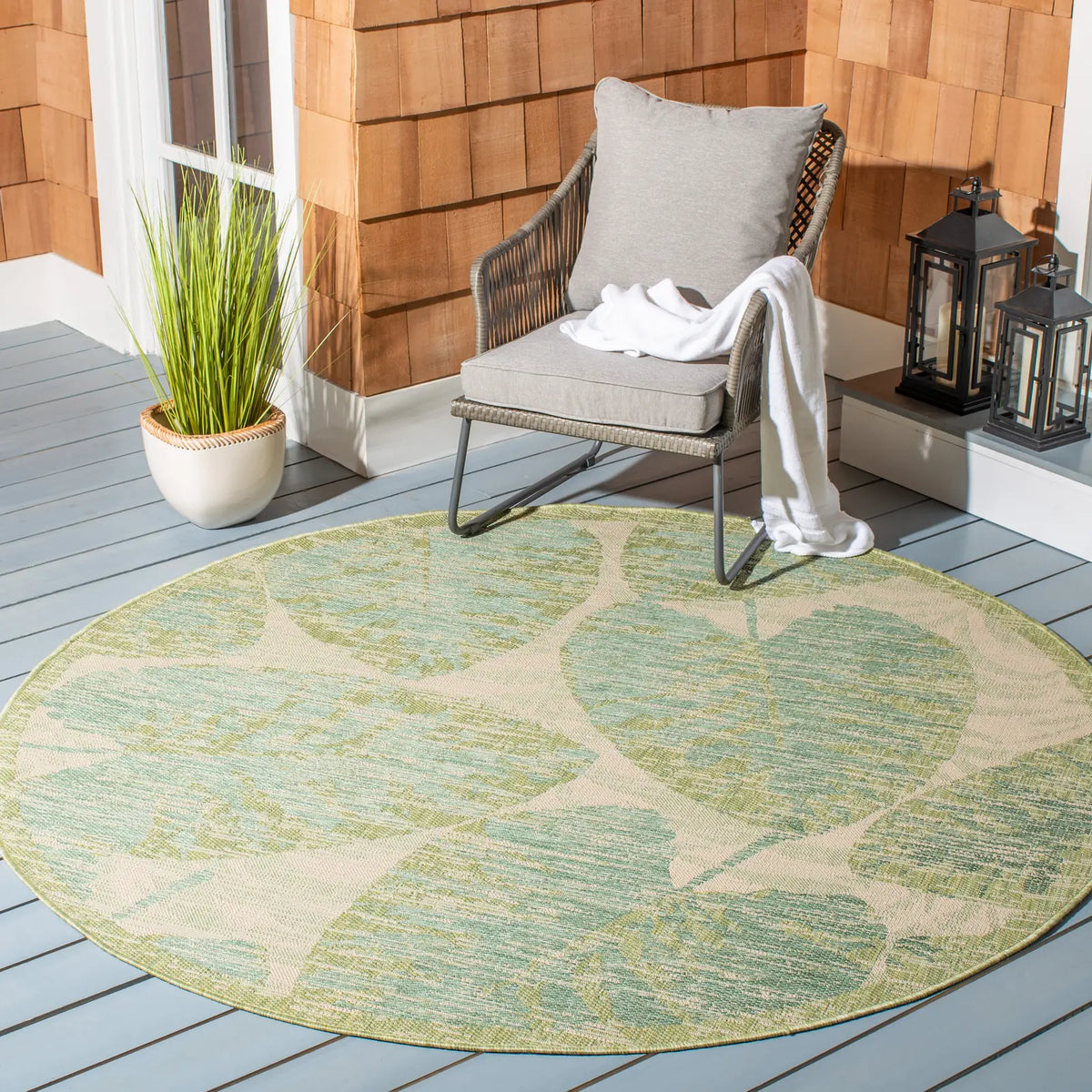 Safavieh Courtyard 6'-7" x 6'-7" Rug in Green / Beige