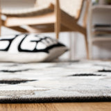 Safavieh Studio Leather 4'-0" x 6'-0" Rug in Grey / Black