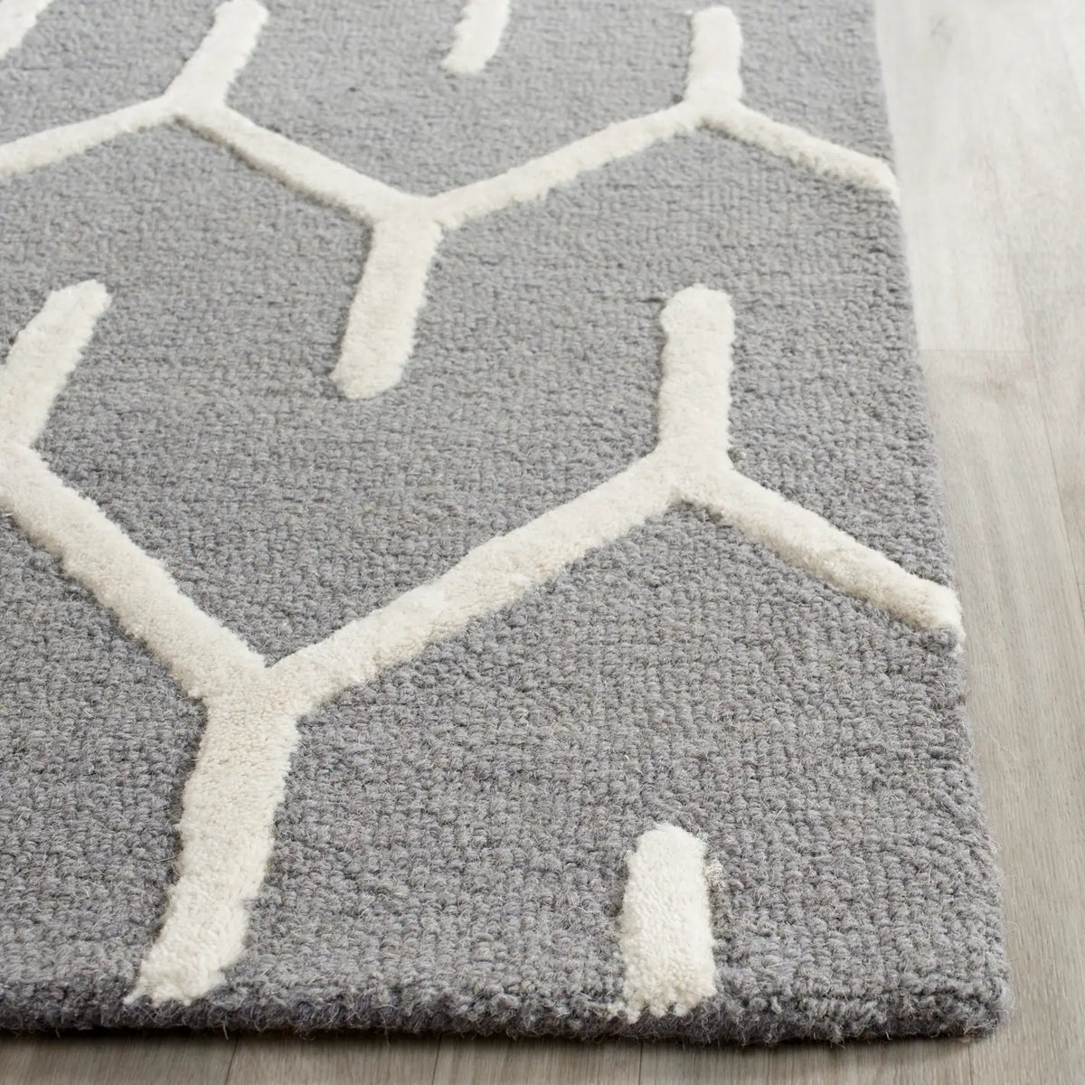 Safavieh Cambridge 2'-6" x 8'-0" Rug in Dark Grey / Ivory