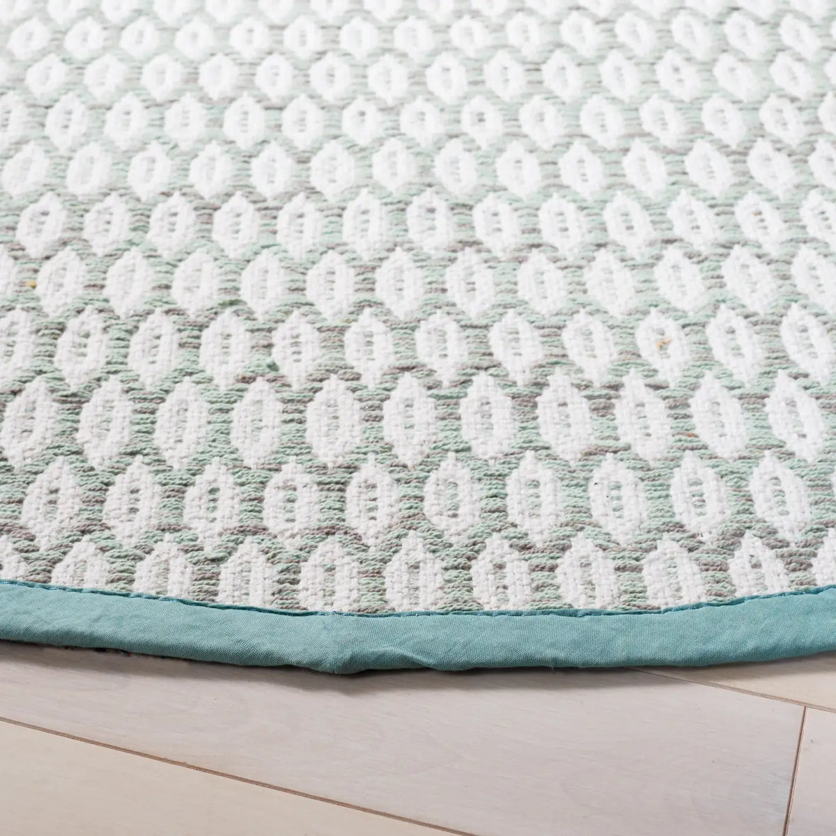 Safavieh Montauk 6'-0" x 6'-0" Rug in Light Green / Ivory