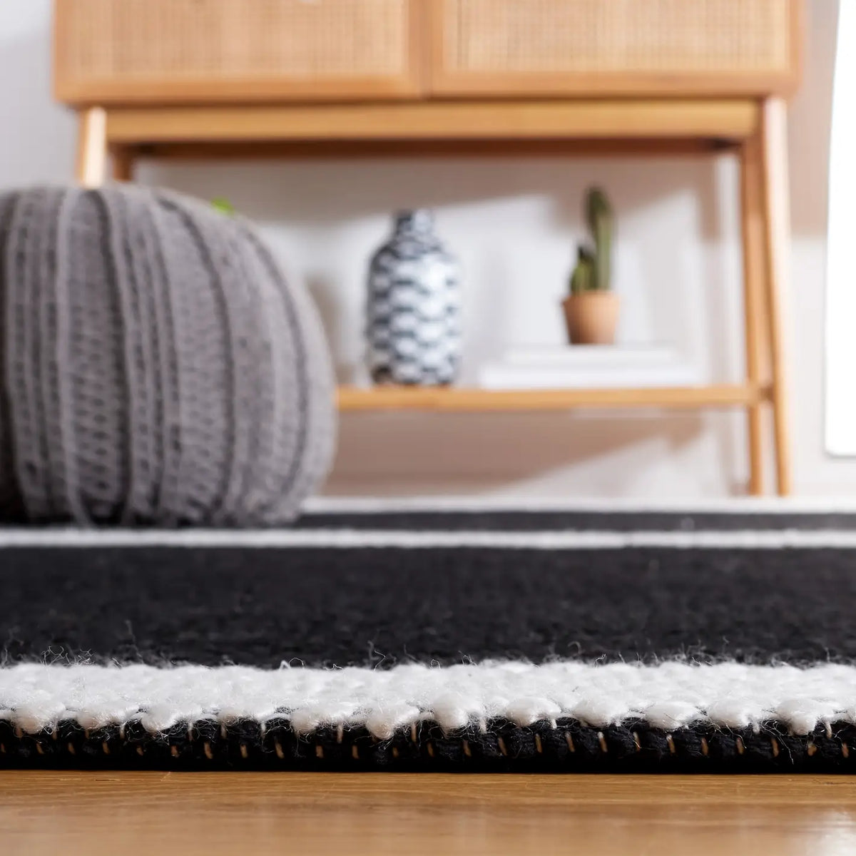Safavieh Natura 4'-0" x 6'-0" Rug in Black / Ivory