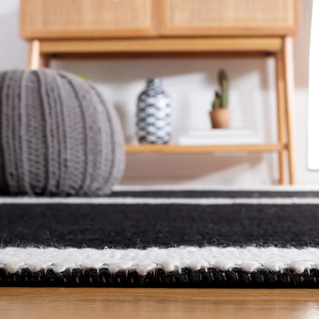 Safavieh Natura 4'-0" x 6'-0" Rug in Black / Ivory