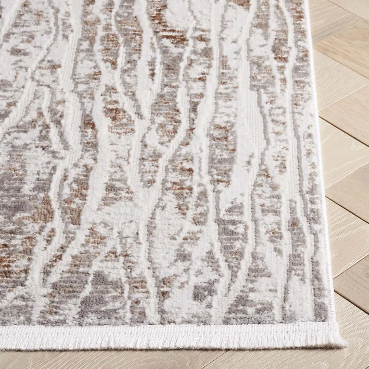Safavieh Mila 4'-0" x 6'-0" Rug in Beige / Grey