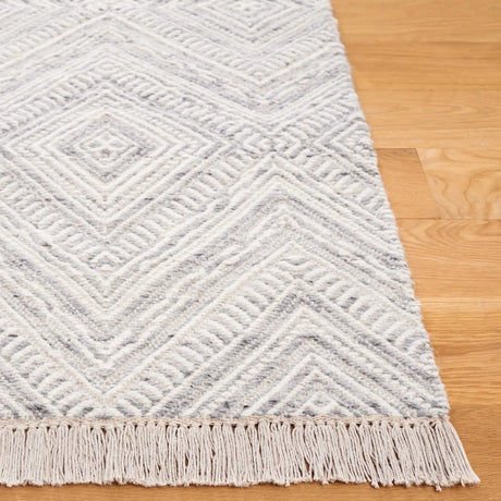 Safavieh Kilim 4'-0" x 6'-0" Rug in Light Grey / Ivory