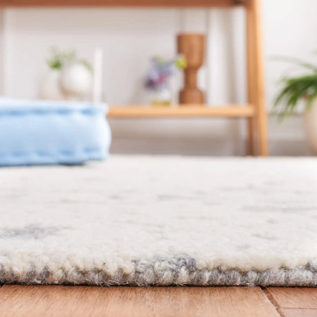 Safavieh Metro 4'-0" x 6'-0" Rug in Ivory / Grey