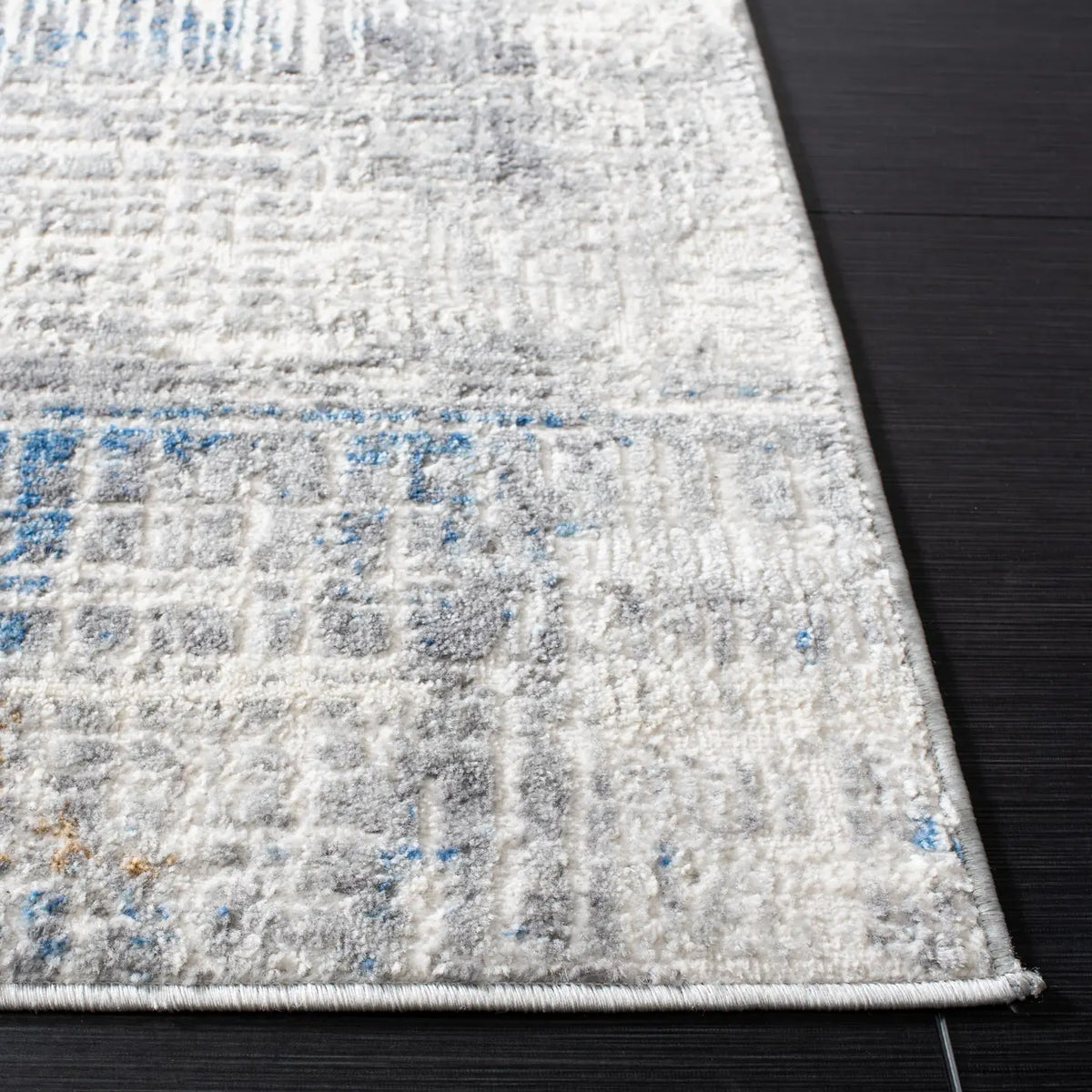 Safavieh Shivan 100 4'-0" x 6'-0" Rug in Ivory / Blue