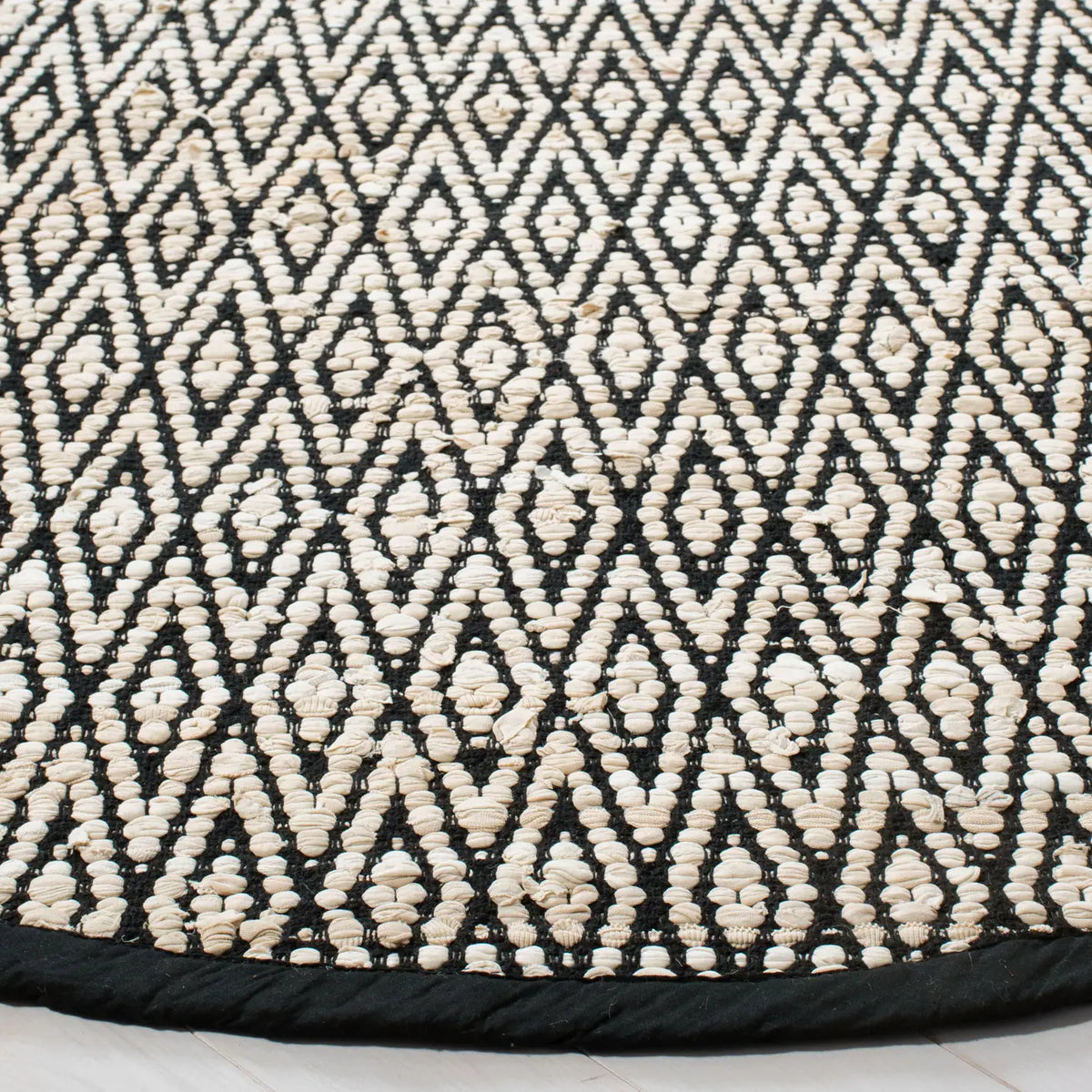 Safavieh Montauk 6'-0" x 6'-0" Rug in Beige / Black