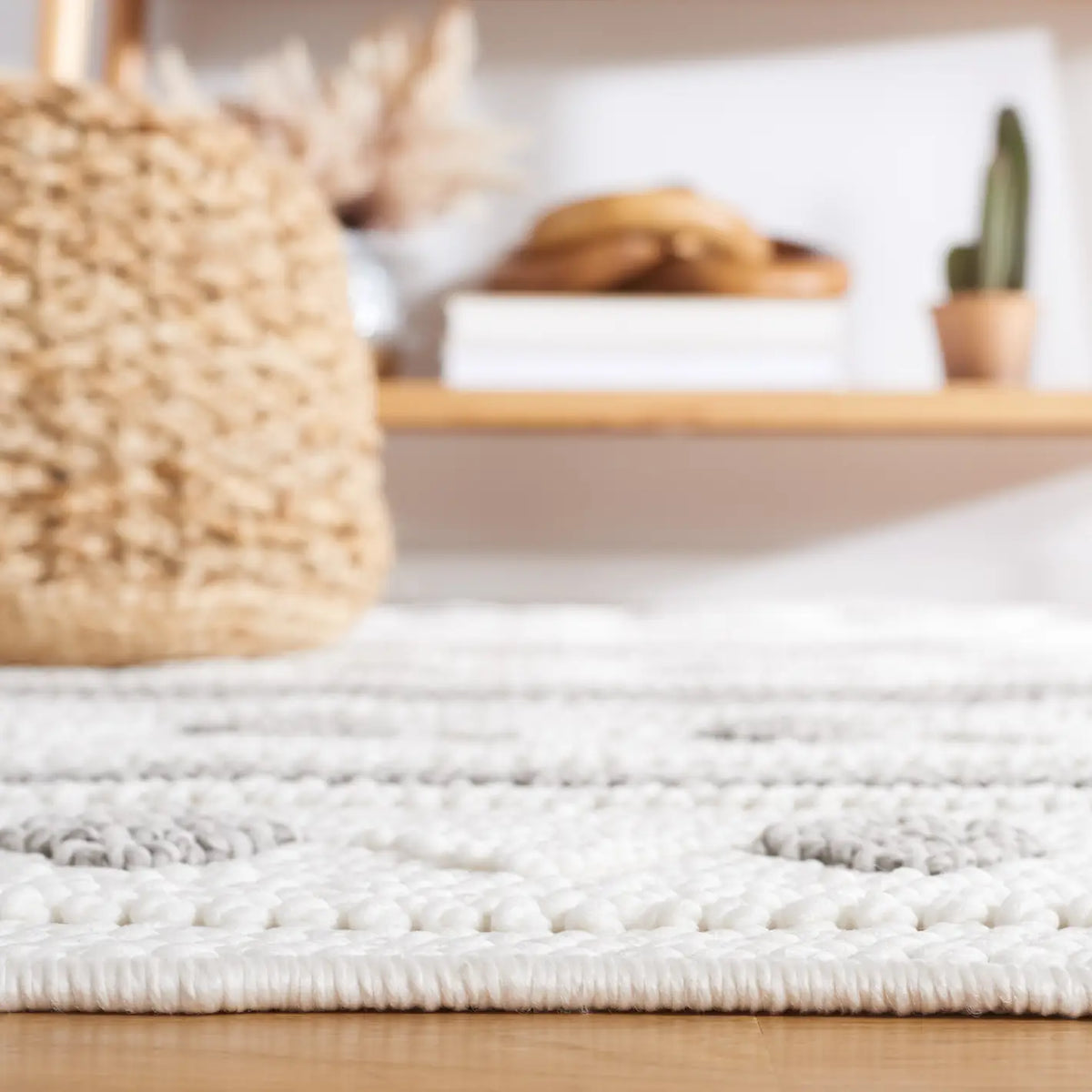 Safavieh Lotus 4'-0" x 6'-0" Rug in Ivory / Grey