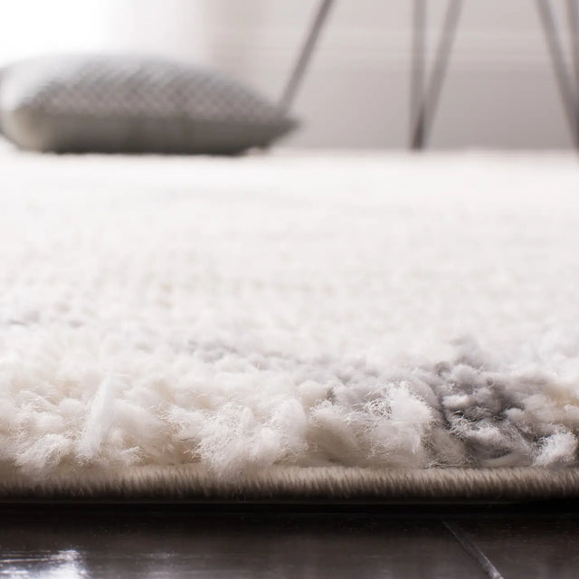 Safavieh Parma Shag 5'-3" x 7'-6" Rug in Cream / Grey