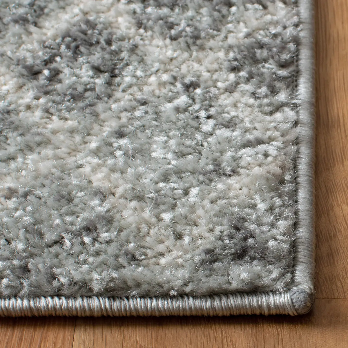 Safavieh Madison 700 4'-0" x 6'-0" Rug in Silver / Ivory