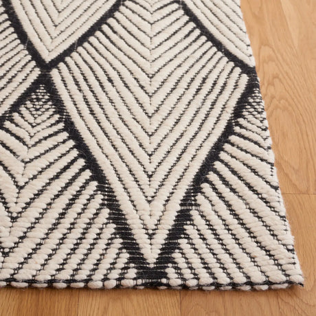 Safavieh Marbella 4'-0" x 6'-0" Rug in Black / Ivory