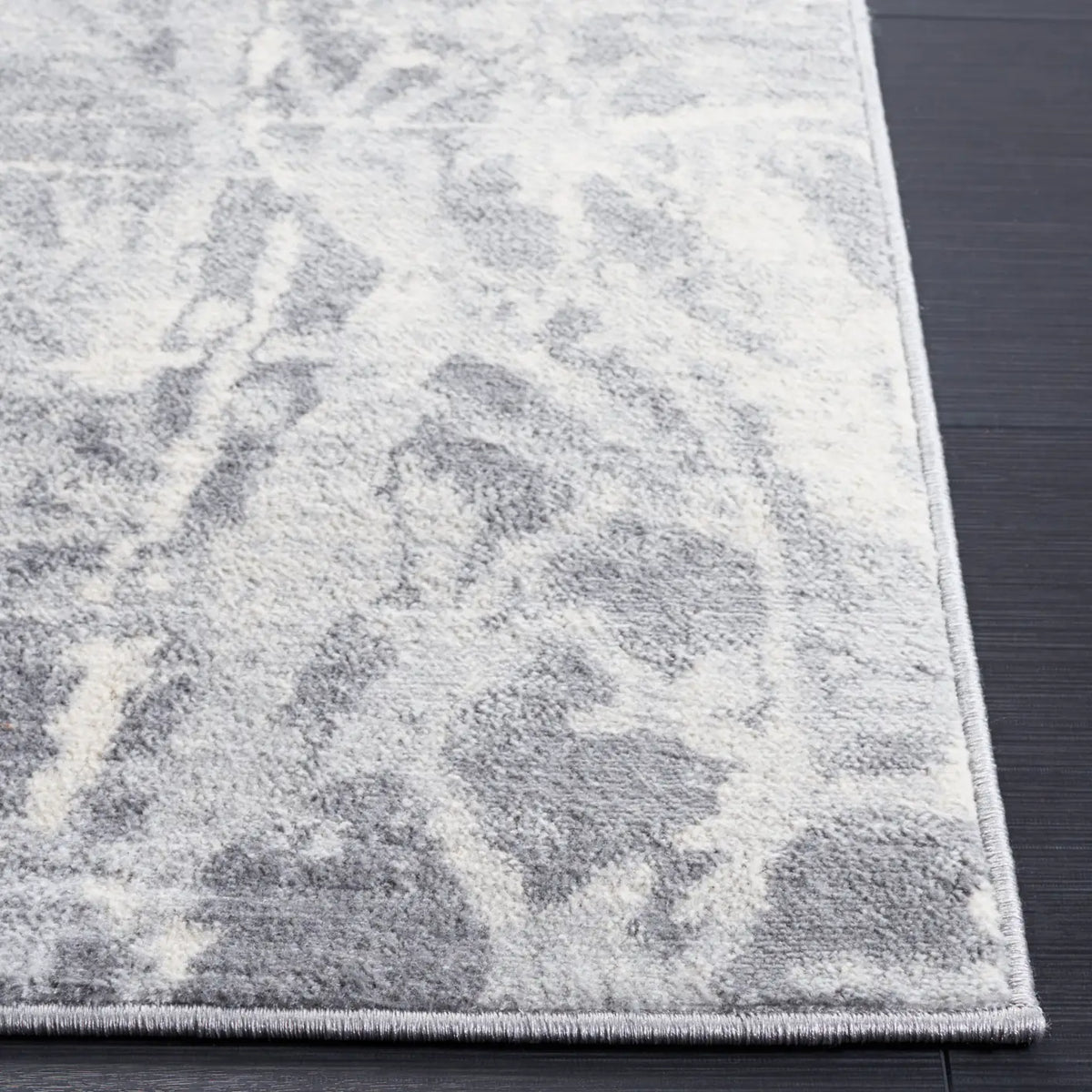 Safavieh Jasper 100 4'-0" x 6'-0" Rug in Grey / Ivory