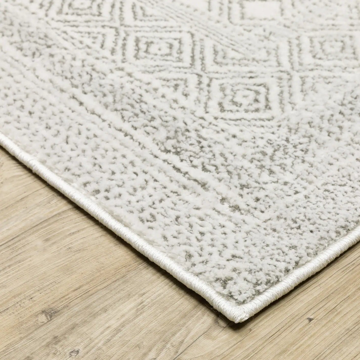 Oriental Weavers Montecito 094W8 White/ Grey Rug - corner detail