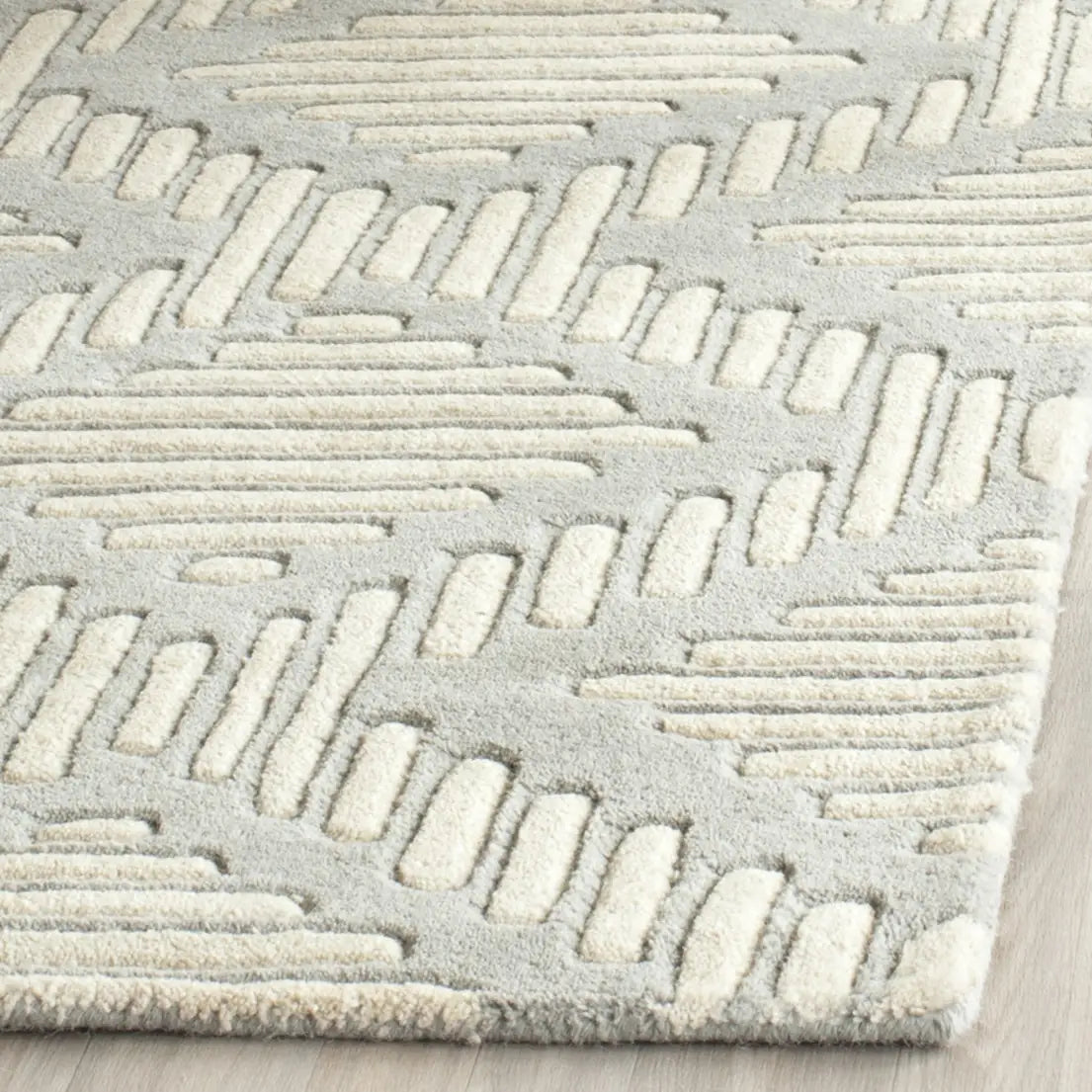 Safavieh Chatham 2'-3" x 7'-0" Rug in Grey / Ivory