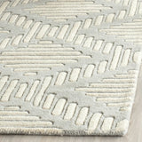 Safavieh Chatham 2'-3" x 7'-0" Rug in Grey / Ivory