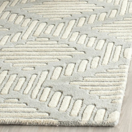 Safavieh Chatham 2'-3" x 7'-0" Rug in Grey / Ivory